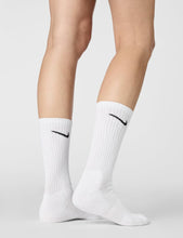Load image into Gallery viewer, Nike Unisex Everyday Cushioned Training Crew Socks (6 Pairs), White/Black, Large
