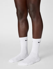 Load image into Gallery viewer, Nike Unisex Everyday Cushioned Training Crew Socks (6 Pairs), White/Black, Large