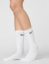 Load image into Gallery viewer, Nike Unisex Everyday Cushioned Training Crew Socks (6 Pairs), White/Black, Large