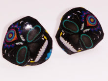 Load image into Gallery viewer, Earrings of Black skulls